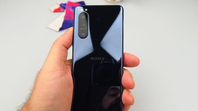<b>Sony Xperia 5 II: Bateria livrează în sfârşit pe măsura aşteptărilor</b>În ziua de azi o baterie de 4000 mAh nu mai pare de ajuns, atunci când sunt telefoane cu baterii de 5000 sau 6000 mAh în rândul flagship-urilor. Contează foarte mult şi optimizarea totuşi şi o să fiu primul care spune că Sony nu e chiar aş la asta