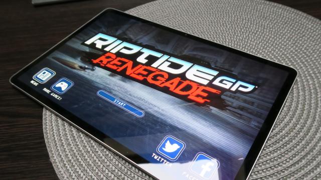 <b>Samsung Galaxy Tab S7+ 5G: Benchmark-uri superioare oricărei tablete Android din 2020</b>Samsung Galaxy Tab S7+ 5G este cea mai puternică tableta Android de pe piaţa în acest moment. Nu de alta, dar nici o altă tableta nu mai are un procesor aşa puternic ca Snapdragon 865+ la interior. Vine cu 6 GB RAM şi 128 GB stocare, dar şi slot microSD