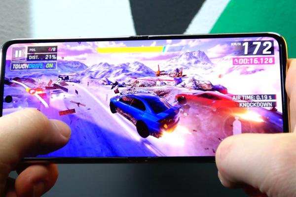 Huawei P50 Pocket: Benchmark-uri sub flagship-urile din 2021, mai apropiate de zona midrange
