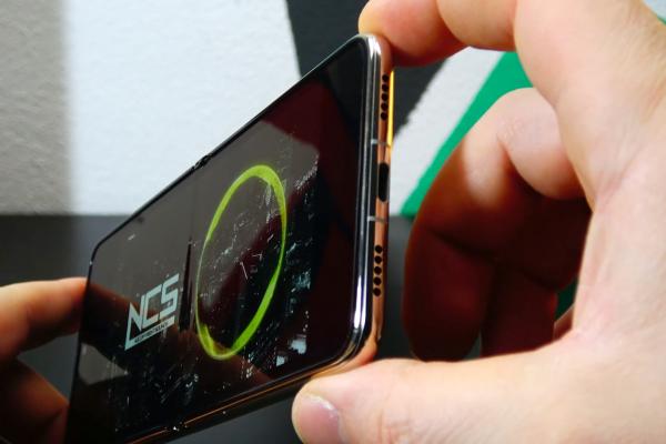 Huawei P50 Pocket: Acustică stereo fără mari realizări, simţim un compromis aici