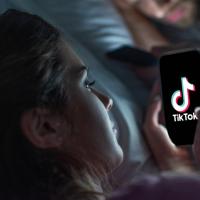 UE impune reguli noi pentru rețelele de socializare, încercând să restricționeze scrolling-ul infinit în aplicații precum TikTok