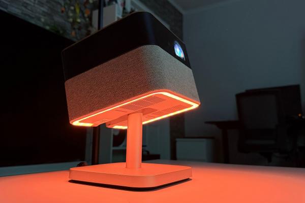 Prezentare Epson Lifestudio Flex Plus (EF-72): Videoproiector lifestyle elegant, cu Google TV și sunet Bose, gândit pentru seri relaxate de film oriunde în casă