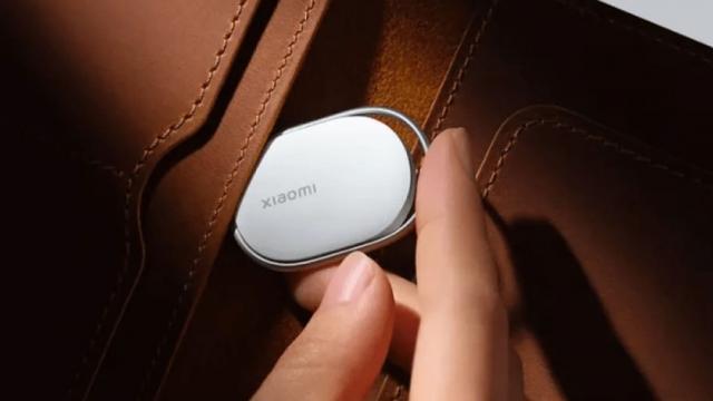 <b>Xiaomi Tag e real! Iată cât costă micul dispozitiv de localizare ce rivalizează cu AirTag-ul Apple</b>Zvonurile din ultimele săptămâni prind acum contur: Xiaomi Tag a fost listat pe site-ul oficial al companiei din Franța. Accesoriul de localizare, despre care se tot vorbea în contextul unei alternative la Apple AirTag, pare gata de lansare comercială