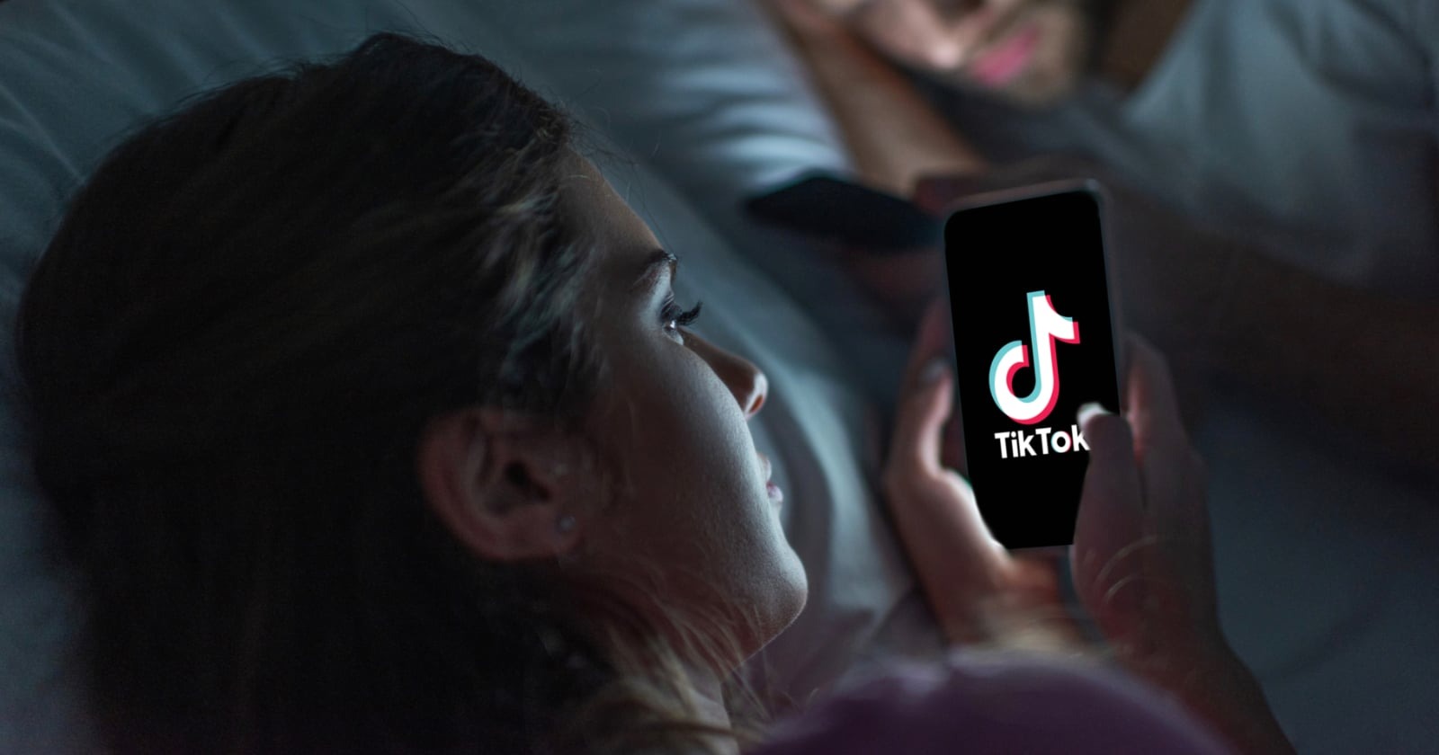 UE impune reguli noi pentru rețelele de socializare, încercând să restricționeze scrolling-ul infinit în aplicații precum TikTok