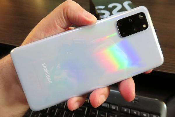 Samsung Galaxy S20+: Design plăcut în faţă, formulaic în spate