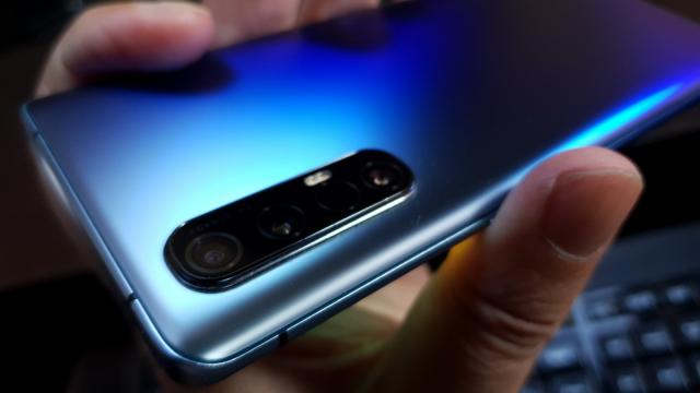 <b>Oppo Reno 3 Pro (5G): Camera oferă 80% din potenţialul lui Oppo Find X2</b>Oppo Reno 3 Pro 5G păstrează trendul camerelor quad în spate şi al camerelor selfie decupate într-o bulină în ecran. În fată avem o cameră de 32 MP, cu deschidere F/2.4, senzor de 1/2.8 inch şi capabilă de filmare Full HD la 30 de FPS.