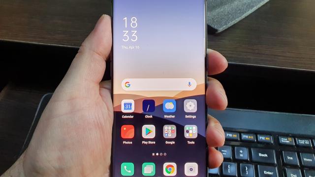 <b>Oppo Reno 3 Pro (5G): Display-ul cel mai luminos de pe un telefon midrange testat vreodată</b>Oppo Reno 3 Pro 5G pare aliniat la trendurile momentului la capitolul ecran, chiar dacă nu e un flagship. Vine cu panou AMOLED de 6.5 inch, cu rezoluţie de 2400 x 1080 pixeli şi aspect 20:9. Are screen to body ratio generos, de 88.4%, dar şi refresh rate 