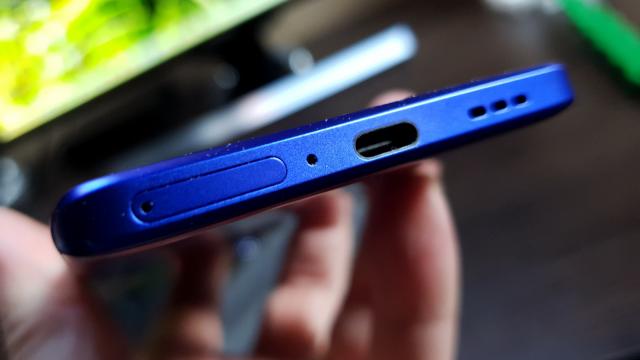 <b>Oppo Reno 3 Pro 5G: Acustică stereo, bas puternic, difuzorul de jos e favorizat</b>Oppo Reno 3 Pro (5G) este poziţionat ca un telefon high midrange, dar din fericire ne oferă difuzoare stereo, unele la care fac rabat chiar şi flagship-uri în ziua de azi. Nu avem jack audio, dar ne-am învăţat cu asta de la iPhone 7 încoace.