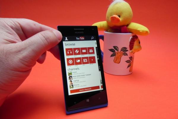 Review Huawei Ascend W1: Windows Phone 8 midrange care se remarcă doar prin baterie (Video)