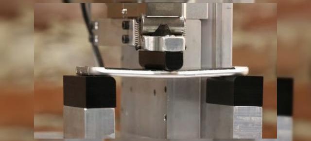 EdgeGate? Samsung Galaxy S6 Edge se îndoaie la fel de uşor ca iPhone 6 Plus, dar se crapă mai rău (Video)