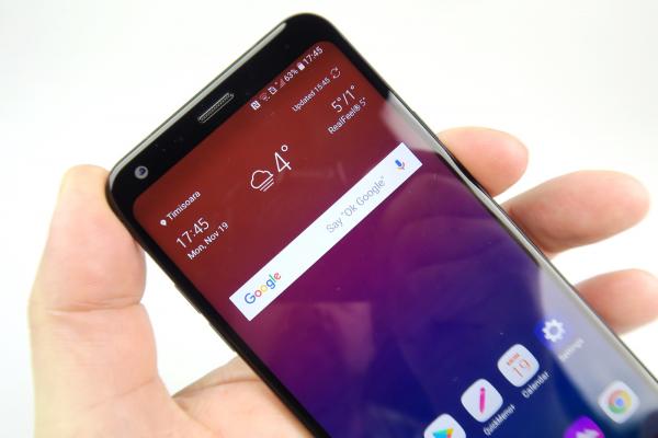 LG Q7: Display imersiv, destul de luminos şi culori bine calibrate