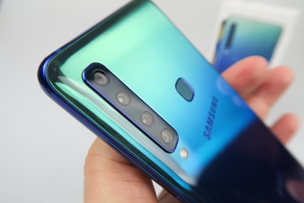 Samsung Galaxy A9 (2018) Unboxing: scoatem din cutie primul telefon cu 4 camere în spate şi cu filmare Super Slow Motion în zona midrange (Video)