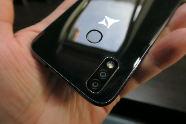 Allview Soul X5 Mini: Design mult mai arătos decât indică preţul