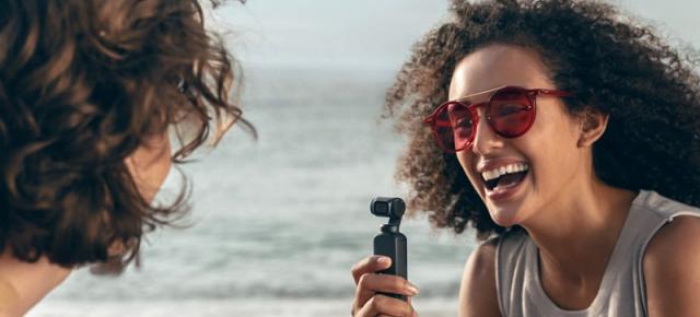 DJI Osmo Pocket este un gimbal ce are cameră video integrată; Filmează 4K și vine în magazine de sărbători