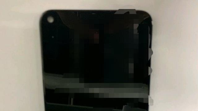 <b>Prima imagine cu ecranul lui Galaxy S10 e probabil aceasta; Iată cum arată panoul Infinity-O</b>Judecând după scăpările din ultima vreme, sunt şanse mari ca Samsung Galaxy S10 să vină cu un panou Infinity-O la bord. E vorba despre acel display cu un decupaj circular discret pentru camera selfie, care ar fi realizat cu ajutorul unui laser.
