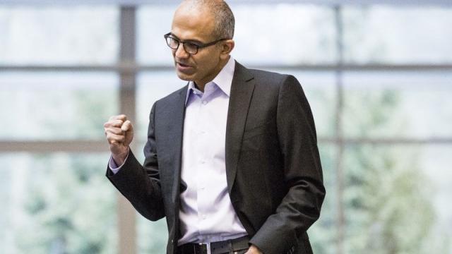 <b>Microsoft este acum cea mai valoroasă companie din lume, depăşind evaluarea Apple</b>La începutul lunii aflam că Apple a scăzut sub evaluarea la 1000 de miliarde de dolari, iar acum descoperim că Microsoft a înlocuit firma din Cupertino drept cea mai valoroasă companie tech din lume.