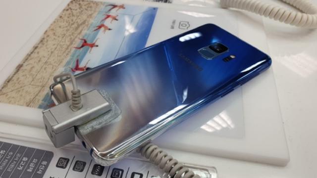 <b>Samsung Galaxy S9 în versiunea gradient "Ice Blue" apare în fotografii reale; Se vinde deja în China</b>Așa cum vă anunțam în urmă cu aproximativ o săptămână, cei de la Samsung au lansat pe piață o nouă variantă de culoare pentru Galaxy S9 și anume o nuanță degrade intitulată Ice Blue. Aceasta a început a fi comercializată pe piața 