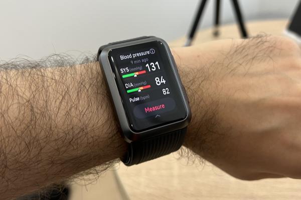 IFA 2022: Huawei Watch D Hands On: Testăm ceasul cu tensiometru şi îmi iau tensiunea (Video)