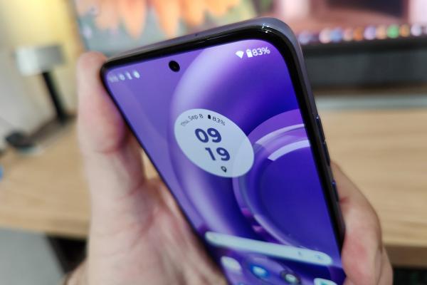 Motorola Edge 30 Neo Unboxing: Very Peri e very cool pentru Back to School School, cu tot cu... luminiţe (Video)