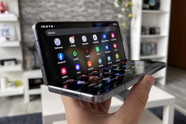 Samsung Galaxy Z Fold 4: Design ultra familiar, căutam diferenţele de la Z Fold 3 cu microscopul