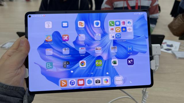 <b>IFA 2022: Huawei MatePad Pro 11 (2022) prezentare hands-on - tabletă high-end cu ecran OLED, 6 difuzoare la bord</b>Huawei a venit și cu tablete în tolbă la IFA 2022, acolo unde a prezentat varianta MatePad Pro 11 (2022) cu upgrade-uri interesante și două opțiuni de procesor. Rulează HarmonyOS din fabrică, iar în materialul video de mai jos avem primele 