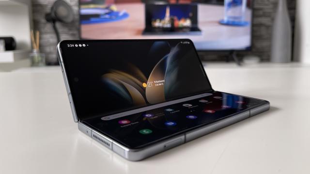 <b>Samsung Galaxy Z Fold 4 review detaliat în limba română (Evaluare Mobilissimo)</b>Samsung a prezentat pe 10 august noua sa generaţie de telefoane pliabile, Samsung Galaxy Z Fold 4 şi Galaxy Z Flip 4. Primul este cel destinat productivităţii şi consumului de media pe ecranul pliabil cel mare, al doilea e gândit pentru segmentul fashion