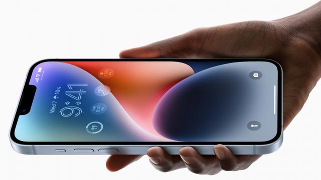 <b>Apple iPhone 14 Plus este anunțat oficial: Un model mai accesibil cu display mare, cu procesor de iPhone 13 și camere îmbunătățite</b>Această seară de 7 octombrie s-a lăsat cu multe surprize din partea Apple. Au debutat 4 noi smartphone-uri: iPhone 14, 14 Pro, 14 Plus și 14 Pro Max, dar și o nouă pereche de căști „Pro”, noi smartwatch-uri, inclusiv o variantă Ultra inedită, cât și