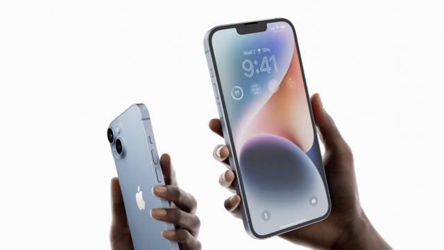 <b>RIP cartele SIM (1991-2022); Apple încheie o epocă făcând eSIM-ul mainstream prin iPhone 14</b>eSIM-ul există deja de câţiva ani, disponibil pe telefoane şi ceasuri inteligente, dar Apple a reuşit ca la evenimentul de ieri să îl facă înlocuitor absolut al SIM-ului tradiţional. Astfel când am aflat că toate modelele iPhone 14 vândute în SUA