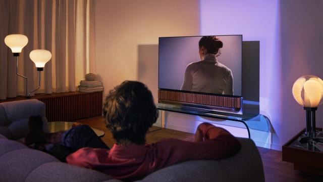 <b>Bang & Olufsen prezintă soundbar-ul Beosound Theatre, model ultra premium pentru o experienţă cinematică acasă</b>Brandul danez Bang & Olufsen a anunţat lansarea unui soundbar high end numit Beosound Theatre. El oferă puterea unui sistem home cinema cu mai multe roluri, dar într-un singur produs. Produsul este gândit pentru o utilizare îndelungată