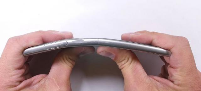 Sony Xperia XZ trece prin testele clasice de anduranţă: îndoire, ardere, zgârieturi (Video)