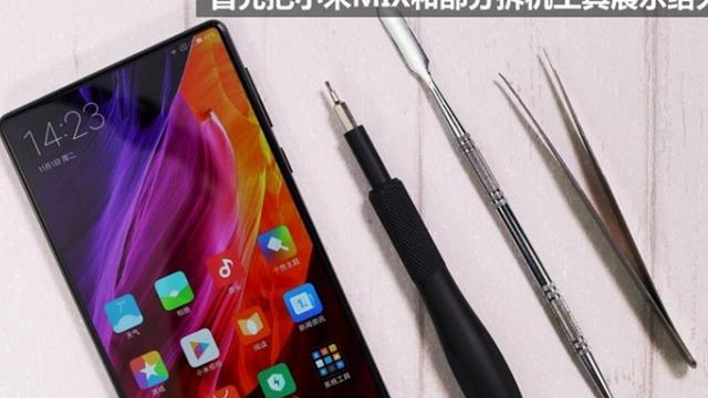 <b>Xiaomi Mi Mix este disecat, vedem ce se ascunde în spatele faţadei arătoase</b>Modelul Xiaomi Mi Mix nu putea să nu treacă printr-o disecție acum că el a fost lansat oficial. Un astfel de proces îl vedem astăzi din partea publicației chineze GFAN.com. După cum știți deja, Xiaomi Mi MIX sosește cu un generos display de 6.4 inch, cu 