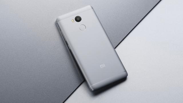 <b>Xiaomi lansează smartphone-ul Redmi 4; vine cu baterie de 4100 mAh și costă doar 105 dolari</b>În ultimele două zile, lansările de smartphone-uri au fost la ordinea zilei, și astăzi avem un nou model pe listă. Este vorba despre Xiaomi Redmi 4 - telefon cu carcasă metalică ce ne aduce dotări mid-range precum 2 GB memorie RAM, un procesor Qualcomm