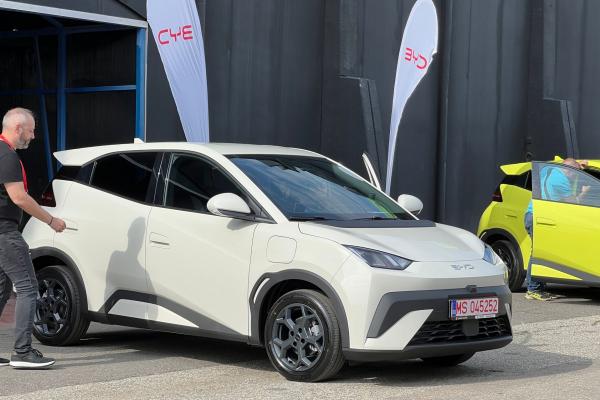 BYD DOLPHIN SURF de astăzi oficial în România, rivalul de Dacia Spring cu multe dotări, preț de pornire 11590 euro cu RABLA, multe dotări chiar și în standard