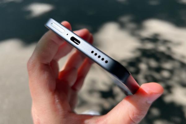 Honor 400: Pachetul stereo de difuzoare se ține bine, chiar și speaker-ul de sus