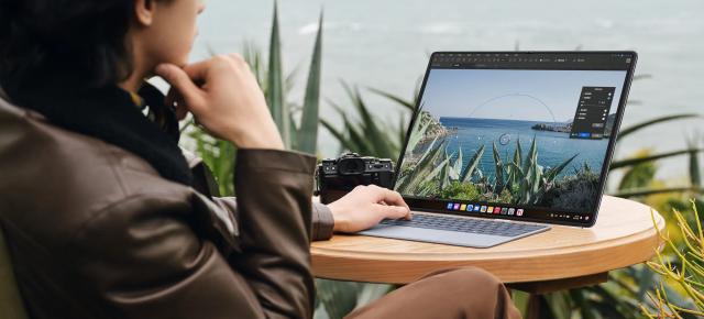 Huawei are laptop cu display pliabil: MateBook Fold Ultimate oferă ecran de 18 inch pe un format de laptop de 13 inch