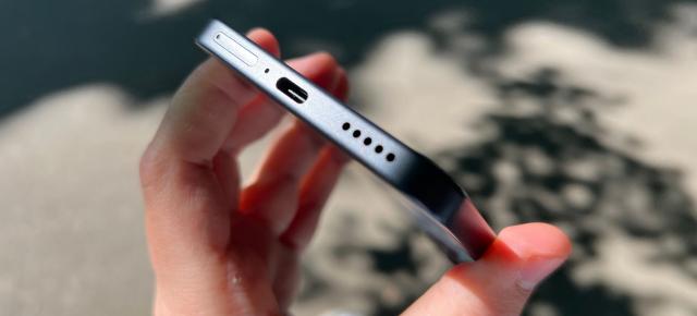 Honor 400: Pachetul stereo de difuzoare se ține bine, chiar și speaker-ul de sus