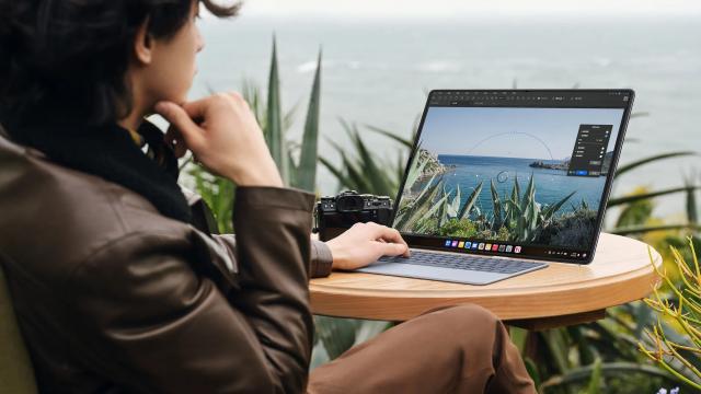 <b>Huawei are laptop cu display pliabil: MateBook Fold Ultimate oferă ecran de 18 inch pe un format de laptop de 13 inch</b>Aşa cum ştiam deja, Huawei a ţinut un eveniment special, care ne-a adus oficial telefoanele Huawei Nova 14. Nu au sosit singure, ci alături de MateBook Fold Ultimate, primul laptop pliabil al companiei. Practic avem un ecran uriaş 
