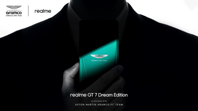 <b>realme face echipă cu Aston Martin F1; GT 7 Dream Edition vine cu look de monopost și baterie de 7000 mAh</b>realme face o mutare interesantă pe segmentul flagship-urilor și anunță un parteneriat de trei ani cu echipa Aston Martin Aramco Formula One. Acordul prevede lansarea a două telefoane co-branded pe an, fiecare cu identitate vizuală inspirată din lumea..