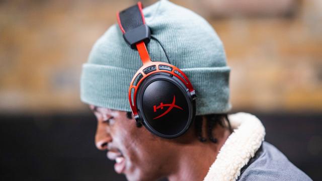 <b>RESIGILATUL ZILEI #53: Căștile HyperX Cloud Alpha Wireless, până la 300h fără încărcare; Audio clar, bass puternic, conectivitate stabilă și sunet impecabil</b>Seria „RESIGILATUL ZILEI” a ajuns la episodul #53 și vine astăzi cu o armă secretă pentru gamerii dedicați – căștile wireless HyperX Cloud Alpha. Cu un look impunător în negru și roșu și o autonomie monstruoasă de până la 300 de ore