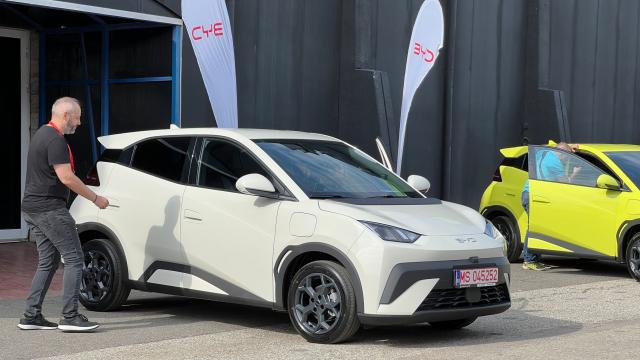 <b>BYD DOLPHIN SURF de astăzi oficial în România, rivalul de Dacia Spring cu multe dotări, preț de pornire 11590 euro cu RABLA, multe dotări chiar și în standard</b>Cei de la BYD abia ce au ajuns pe piața locală și iată că organizează al doilea eveniment de presă, la nici două săptămâni distanță de la lansarea brandului când am fost prezenți pentru a testa 4 mașini electrice
