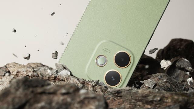 <b>OPPO A5 Pro 5G este disponibil în România! Smartphone entry-midrange accesibil, cu accent pe durabilitate și semnal stabil</b>OPPO lansează în România un model entry-midrange care mizează pe durabilitate și autonomie, în detrimentul inovațiilor spectaculoase. A5 Pro 5G este certificat IP69, IP68 și IP66, fiind capabil să reziste la apă, praf și șocuri fizice