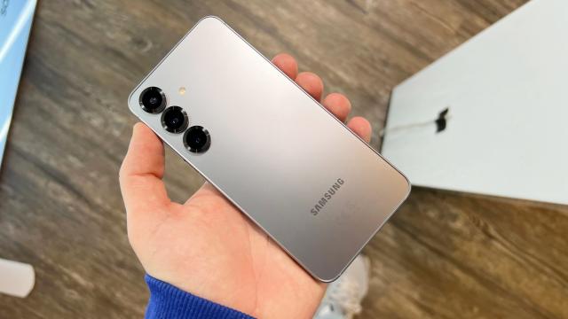 <b>Galaxy S26 aduce un senzor principal nou; Samsung schimbă tactica pe foto, dar cu pași mărunți</b>După câțiva ani de stagnare în zona camerei principale pentru modelele de bază, Samsung pare că se pregătește, în sfârșit, să facă o mutare vizibilă în seria Galaxy S26. Nu e vorba de o revoluție, dar e totuși un pas important