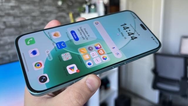 <b>HONOR 400 Lite: Benchmark-uri de telefon midrange propulsate de un CPU MediaTek Dimensity 7025 Ultra</b>Sub capota lui HONOR 400 Lite descoperim un procesor Dimensity 7025 Ultra de la MediaTek. E un octa-core fabricat pe un proces de litografiere de 6nm format din 2 nuclee Cortex-A78 tactate la 2.5GHz + 6 nuclee Cortex-A55 tactate la 2 GHz