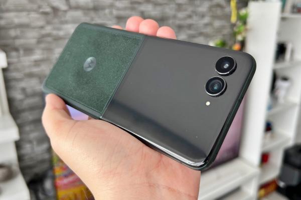 Motorola razr 60 Ultra: Cameră excelentă pentru vlogging, am dus-o la restaurant mexican şi pe Calea Victoriei pietonală