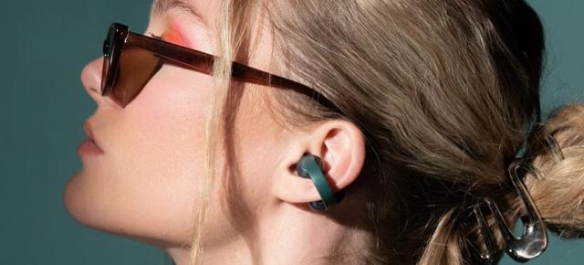 Motorola anunţă căşti ce includ cristale Swarovski, sunet de la Bose: Moto Buds Loop
