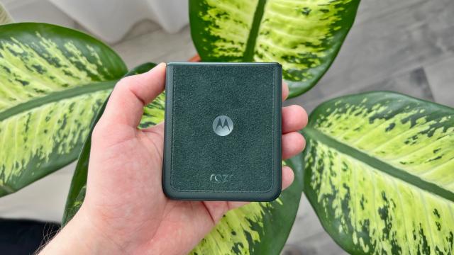<b>Motorola razr 60 Ultra review detaliat în limba română (Evaluare Mobilissimo)</b>Motorola razr 60 Ultra mi-a dat o uşoară senzaţie de ilegalitate. Puneam mâna pe el pe 1 martie 2025, în lobby-ul unui hotel din Barcelona şi lumea avea să îl vadă pe 24 aprilie 2025. Eram pasibil de amendă balsoaie