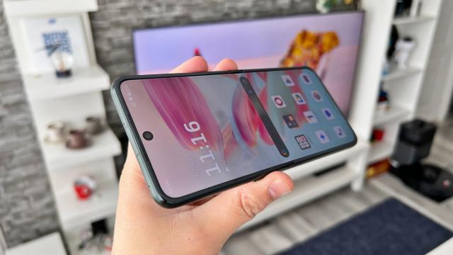<b>Motorola razr 60 Ultra: Display-ul vedetă e de fapt cel extern</b>Ecranul principal, cel pliabil are o diagonală de 7 inch şi este un OLED LTPO cu rezoluţie de 2992 x 1224 pixeli. Este cu 0.1 inch mai mare decât ecranul de pe Motorola razr 50 Ultra. Atinge până la 4000 de nits de luminozitate