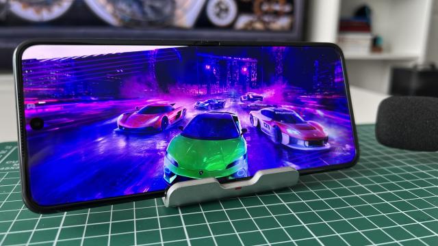 <b>Motorola razr 60 Ultra: Multimedia satisfăcătoare, mai ales la gaming</b>Motorola razr 60 Ultra vine cu difuzoare stereo, unul jos şi cel de sus fiind cel dedicat convorbirilor. Am pornit cele mai noi piese de la Linkin Park, ceva Eminem şi Aurora şi iată concluziile

