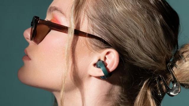 <b>Motorola anunţă căşti ce includ cristale Swarovski, sunet de la Bose: Moto Buds Loop</b>Motorola a lansat mai multe produse decât ne aşteptam în ultimele 24 de ore. Pe lângă RAZR 60 şi 60 Ultra, au debutat şi Motorola Edge 60 şi Edge 60 Pro, dar şi accesorii: Moto Watch Fit plus căştile Moto Buds Loop, cu acustică Bose