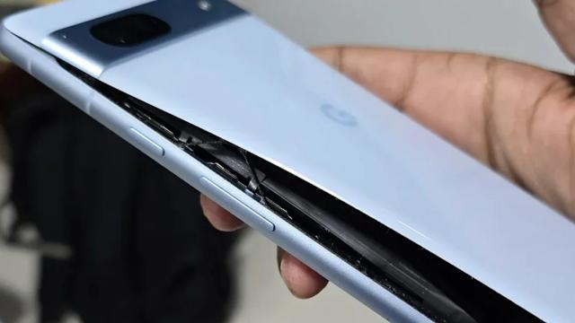 <b>Google schimbă gratuit bateriile umflate pentru Pixel 7a; Programul e activ în cinci țări </b>Google tocmai a lansat un program oficial de înlocuire pentru dispozitivele Pixel 7a care prezintă probleme cu umflarea bateriei. Intervenția este gratuită, dar cu niște condiții destul de clare și, din păcate, limitată ca acoperire geografică. România